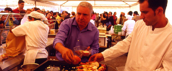 Hombre cocinando langostas, en la Fiesta de la Langosta. A Guarda, Pontevedra © Turismo de Pontevedra