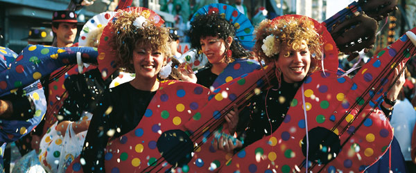 Gente disfrazada en el Carnaval de Cádiz © Turespaña