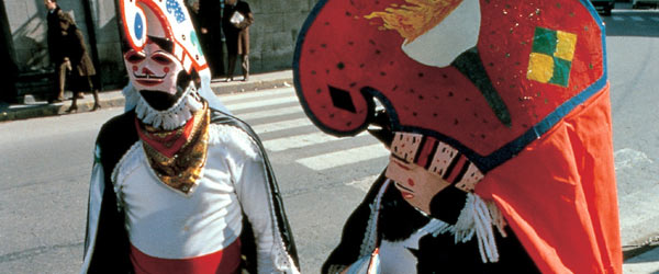 Hombres disfrazados con máscaras en el Carnaval de Xinzo de Limia, Ourense © Turgalicia