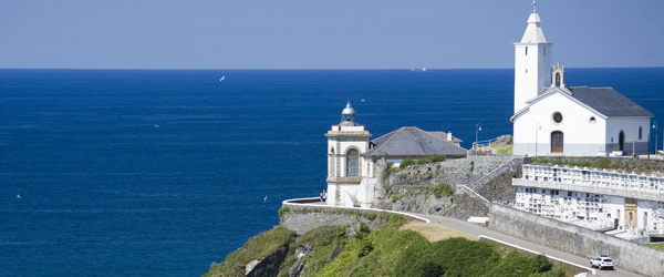 Vista general de la ermita de Luarca, Asturias © Turespaña