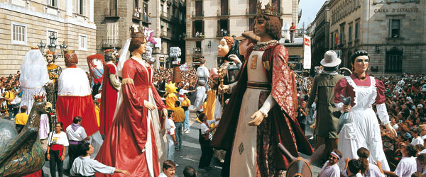 Gigantes y Cabezudos en una plaza. Fiestas de Nuestra Señora de la Merced. Barcelona © Turespaña