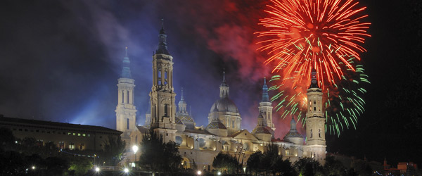 Fuegos artificiales sobre la Basílica de Nuestra Señora del Pilar. Fiestas del Pilar ©Turespaña