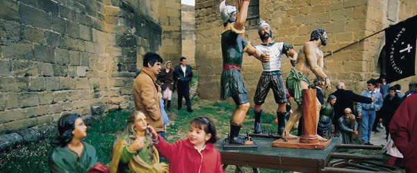 Preparations for the festival of the 'Picaos' in San Vicente de la Sonsierra, La Rioja © Turespaña