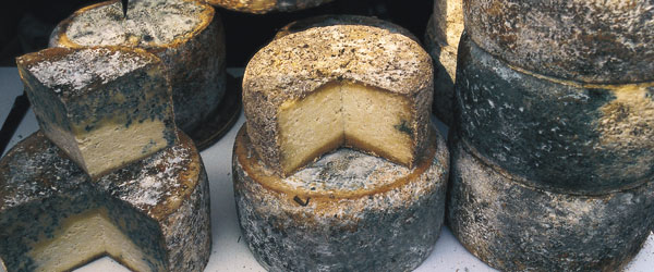 Venta de quesos de Asturias © Turespaña
