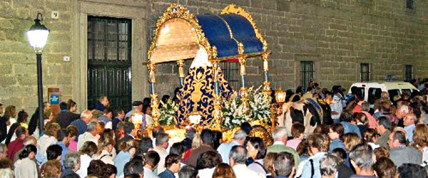 View of the cart with the image of the Virgin accompanied by pilgrims © Comunidad de Madrid