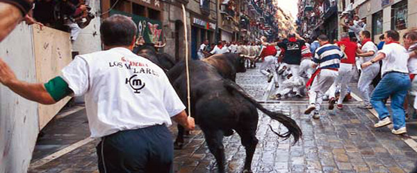 Toros y  corredores durante un momento del encierro. Fiestas de San Fermín. Pamplona ©Turespaña