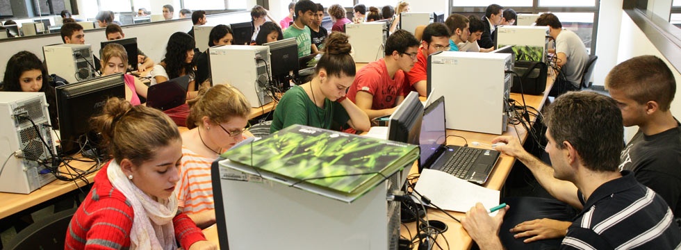 Alumnos trabajando con ordenadores en la Universidad Autónoma de Barcelona © Jordi Pareto