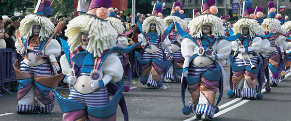 Comparsa desfilando durante el Carnaval de Santa Cruz de Tenerife © Turespaña