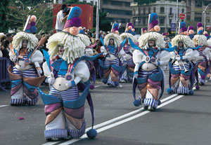 La fiesta de Carnaval en Santa Cruz de Tenerife y Cádiz.